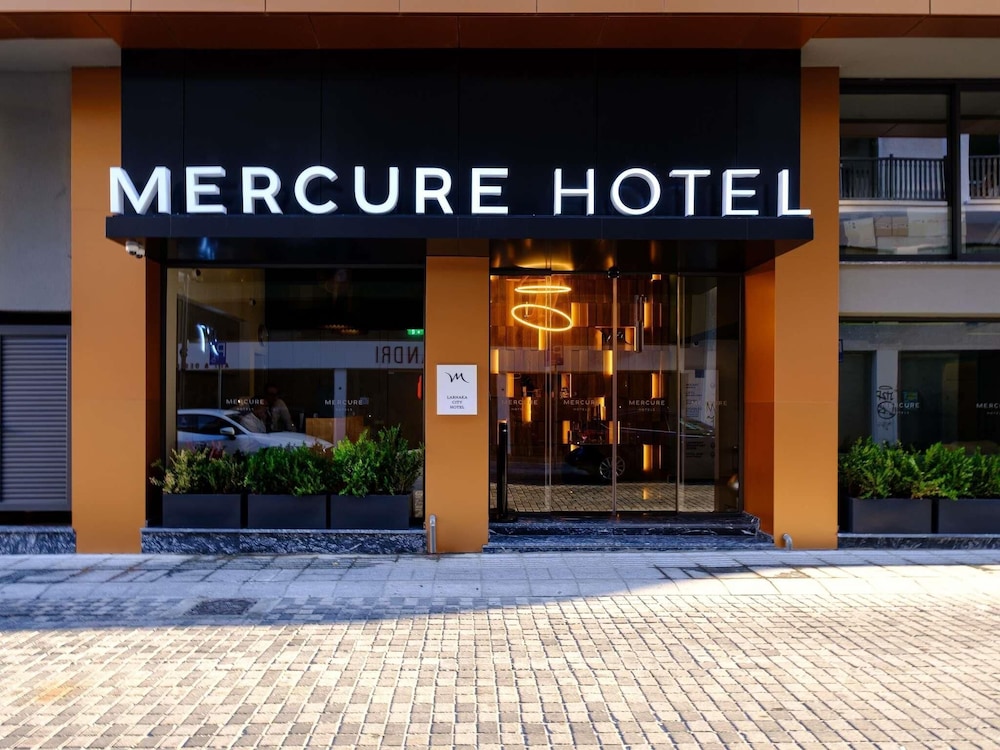 Mercure Larnaca Finikoudes Beach — Hotel building in Larnaca, Larnaca Region