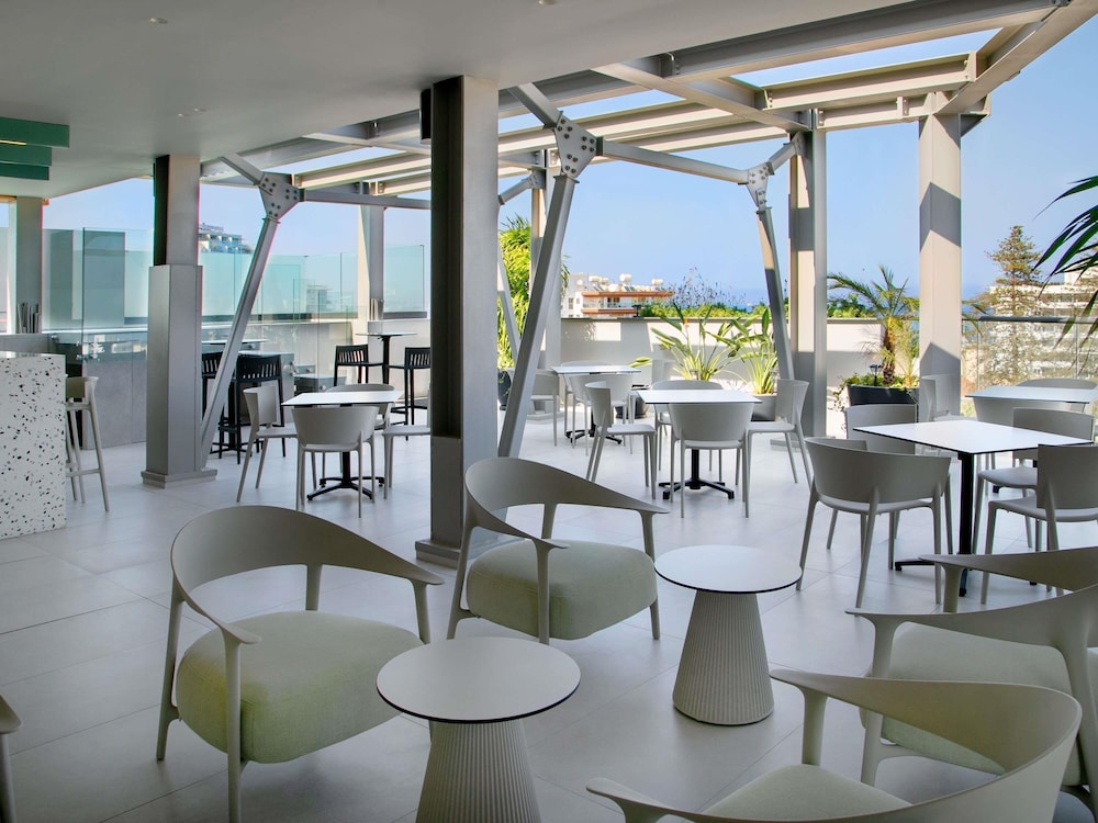 Mercure Larnaca Finikoudes Beach — Restaurant & bars in Larnaca, Larnaca Region