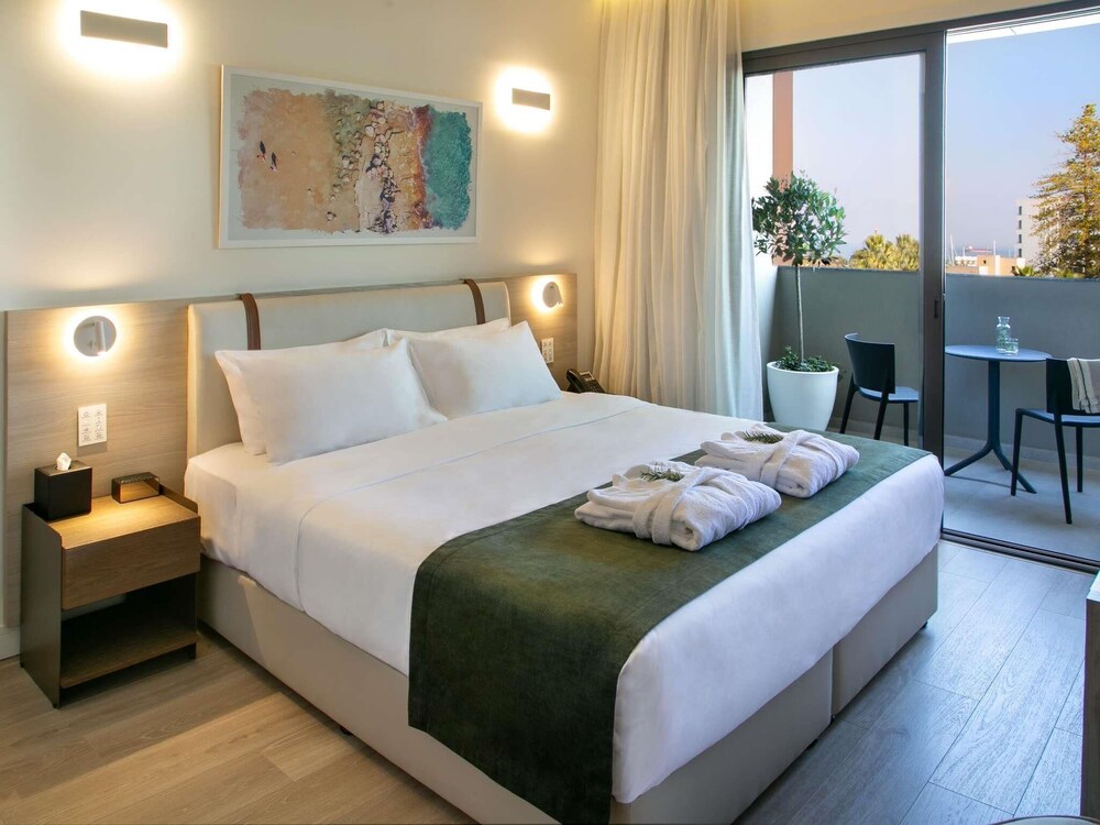 Mercure Larnaca Finikoudes Beach — Hotel rooms in Larnaca, Larnaca Region