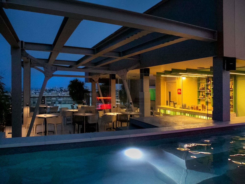 Mercure Larnaca Finikoudes Beach — Restaurant & bars in Larnaca, Larnaca Region
