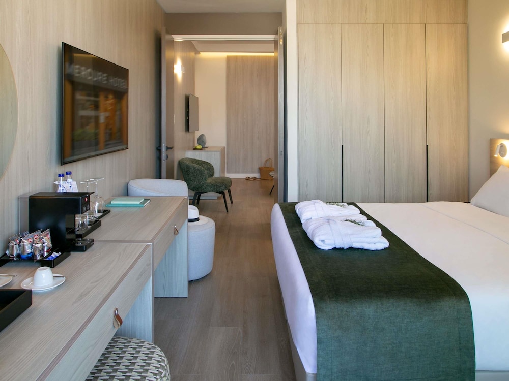 Mercure Larnaca Finikoudes Beach — Hotel rooms in Larnaca, Larnaca Region