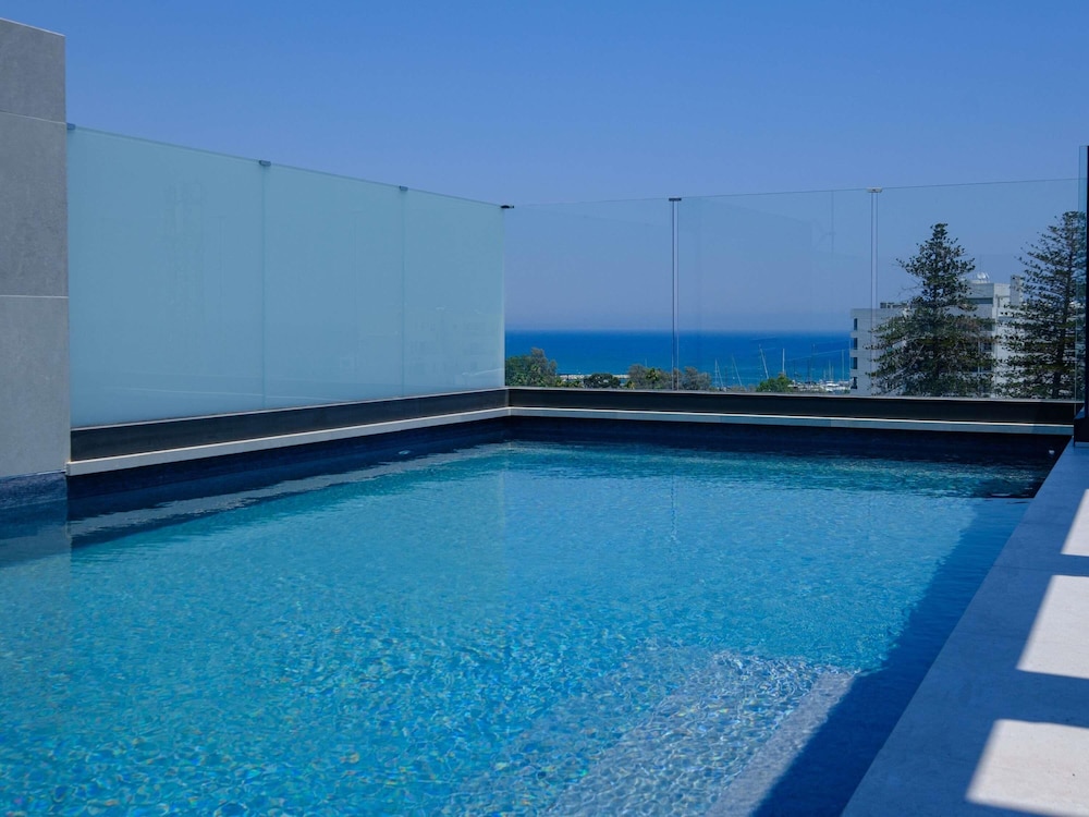 Mercure Larnaca Finikoudes Beach — Swimming pool in Larnaca, Larnaca Region
