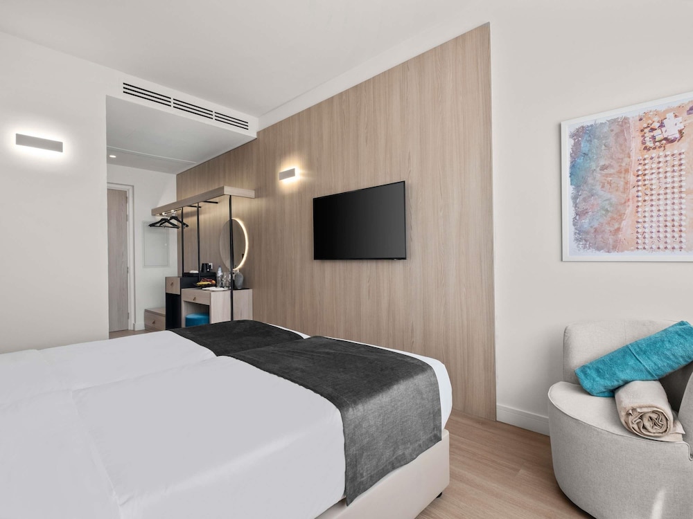 Mercure Larnaca Finikoudes Beach — Hotel rooms in Larnaca, Larnaca Region