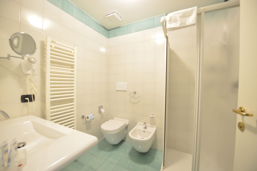 Hotel Bella Italia — Hotel rooms in Peschiera del Garda, Veneto