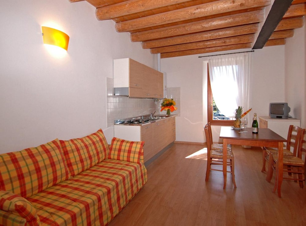 Hotel Bella Italia — Hotel rooms in Peschiera del Garda, Veneto