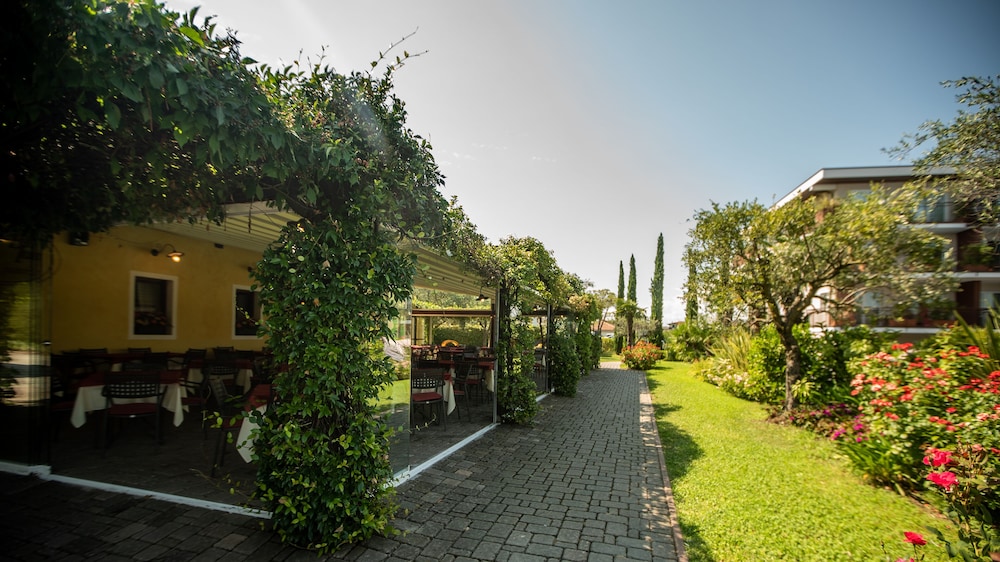 Hotel Bella Italia — Restaurant & bars in Peschiera del Garda, Veneto