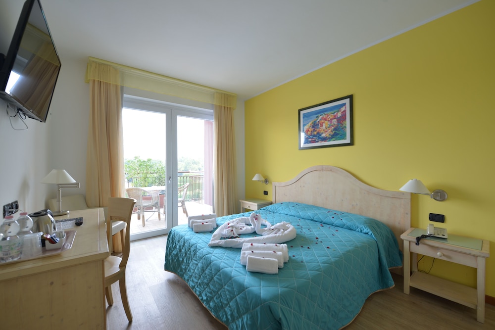 Hotel Bella Italia — Hotel rooms in Peschiera del Garda, Veneto