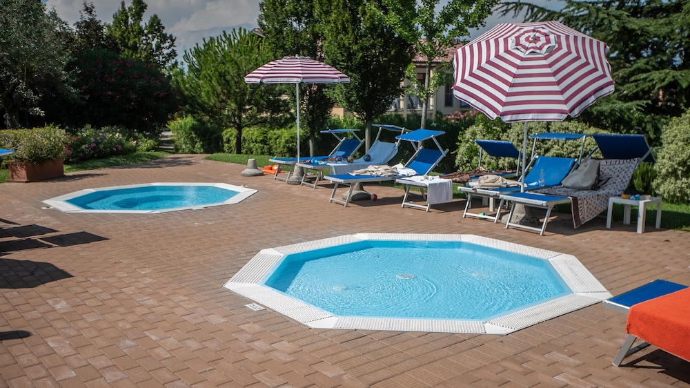 Hotel Bella Italia — Swimming pool in Peschiera del Garda, Veneto