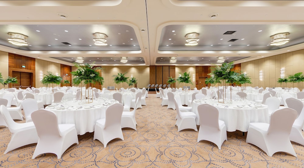 DoubleTree by Hilton Krakow Hotel & Convention Center — Restaurant & bars in Krakow, Lesser Poland