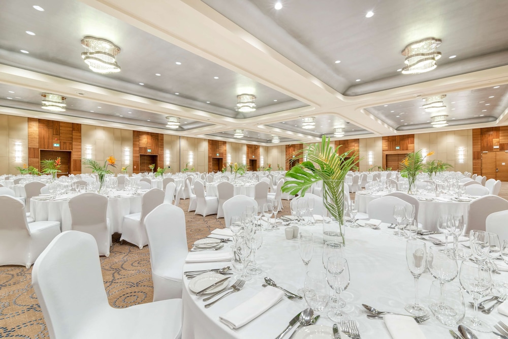DoubleTree by Hilton Krakow Hotel & Convention Center — Restaurant & bars in Krakow, Lesser Poland
