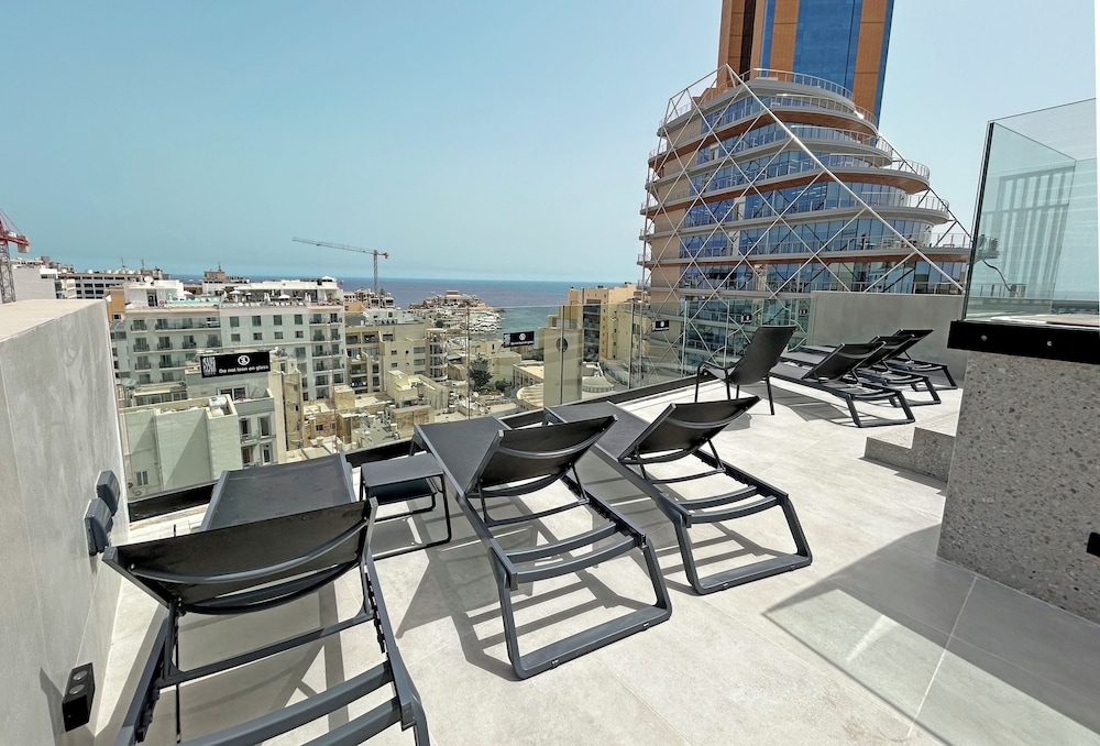 Onyx Hotel — Hotel building in St Julian’s, Malta Island