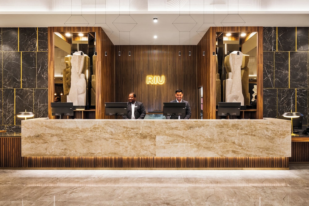 Hotel Riu Plaza Chicago — Hotel building in Chicago, Illinois
