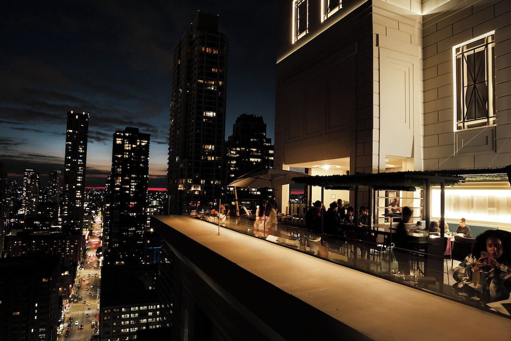 Hotel Riu Plaza Chicago — Restaurant & bars in Chicago, Illinois