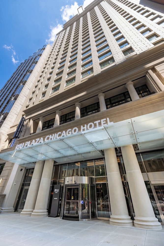 Hotel Riu Plaza Chicago — Hotel building in Chicago, Illinois