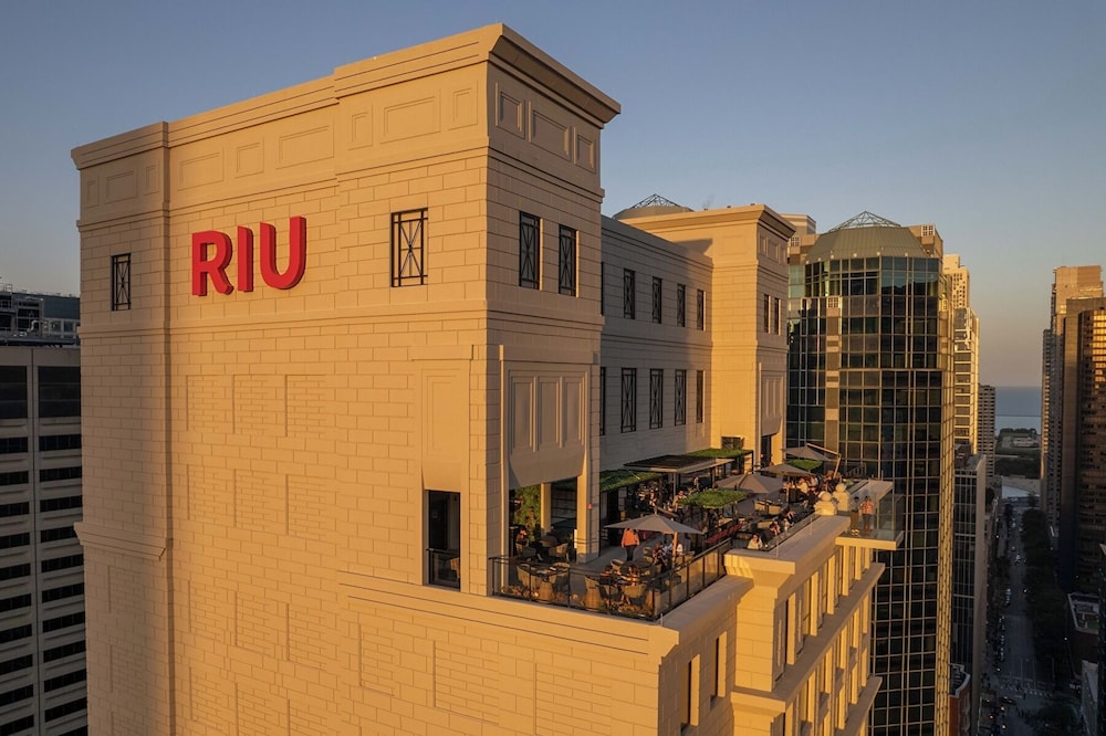 Hotel Riu Plaza Chicago — Hotel building in Chicago, Illinois
