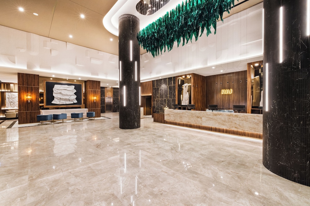 Hotel Riu Plaza Chicago — Hotel building in Chicago, Illinois