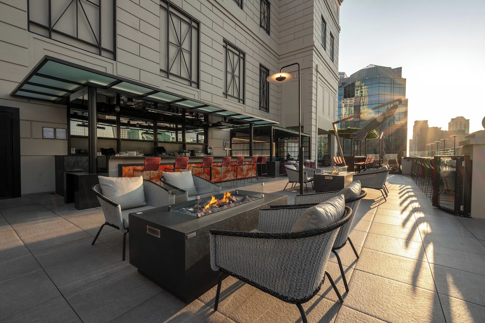 Hotel Riu Plaza Chicago — Restaurant & bars in Chicago, Illinois
