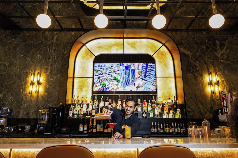 Hotel Riu Plaza Chicago — Restaurant & bars in Chicago, Illinois