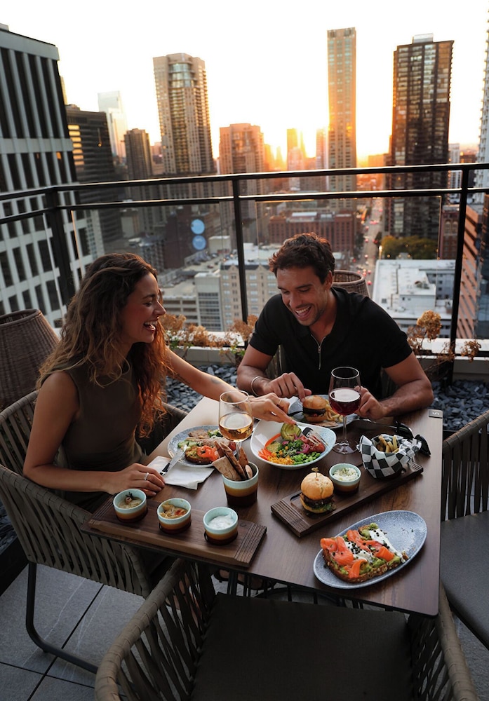 Hotel Riu Plaza Chicago — Restaurant & bars in Chicago, Illinois