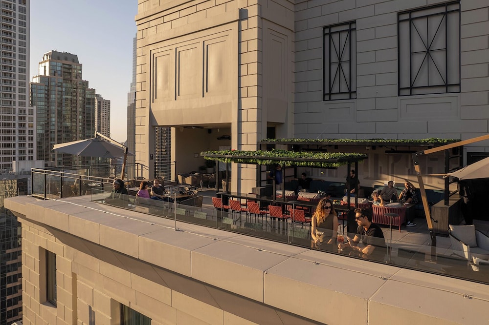 Hotel Riu Plaza Chicago — Restaurant & bars in Chicago, Illinois