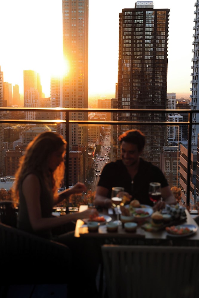 Hotel Riu Plaza Chicago — Restaurant & bars in Chicago, Illinois