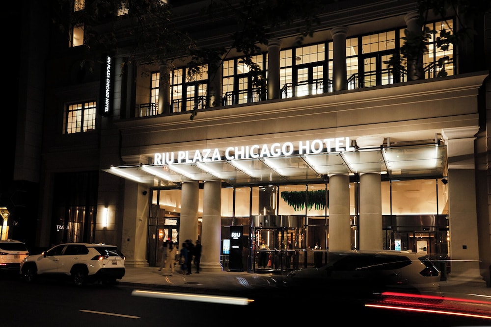 Hotel Riu Plaza Chicago — Hotel building in Chicago, Illinois