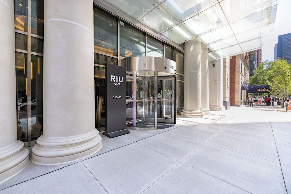 Hotel Riu Plaza Chicago — Hotel building in Chicago, Illinois