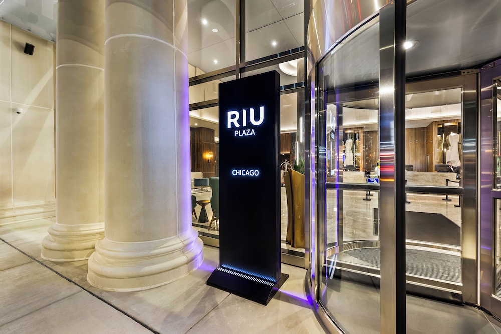 Hotel Riu Plaza Chicago — Hotel building in Chicago, Illinois
