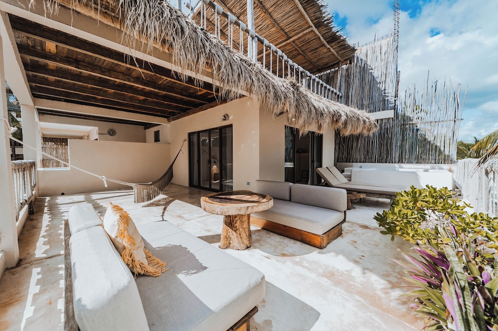 Dune Boutique Hotel located at the party zone — Hotel building in Tulum, Quintana Roo
