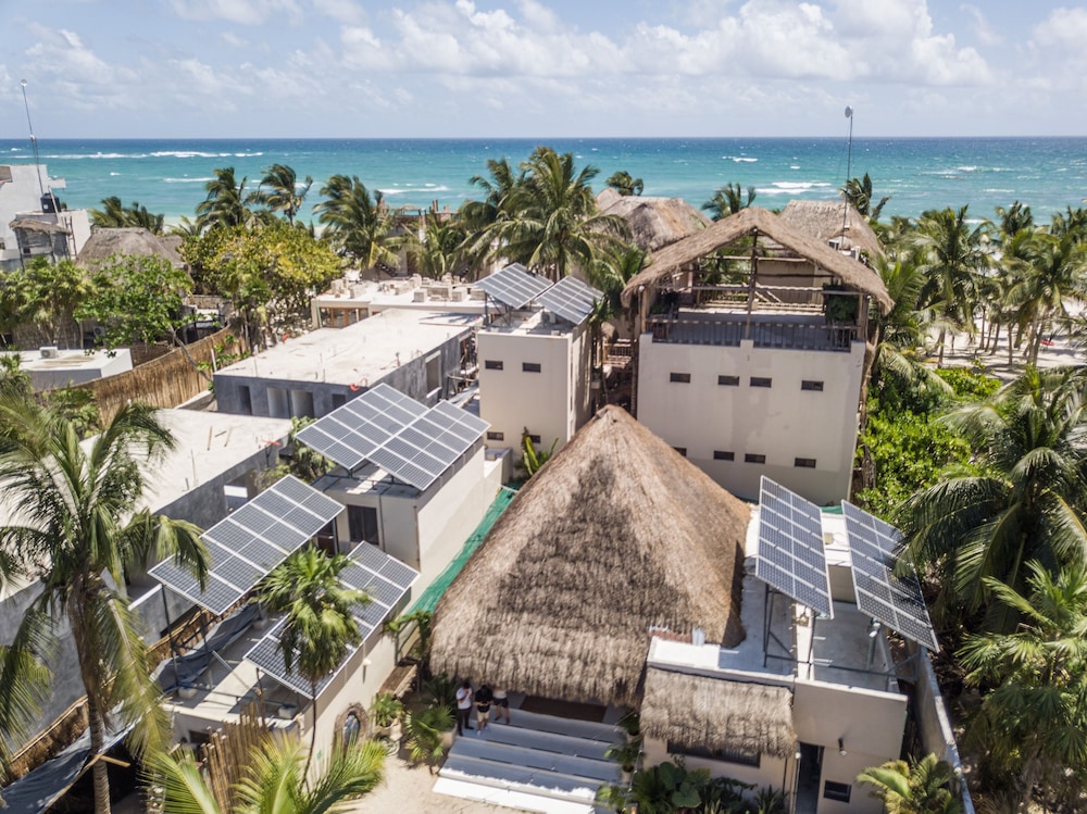 Dune Boutique Hotel located at the party zone — Hotel building in Tulum, Quintana Roo