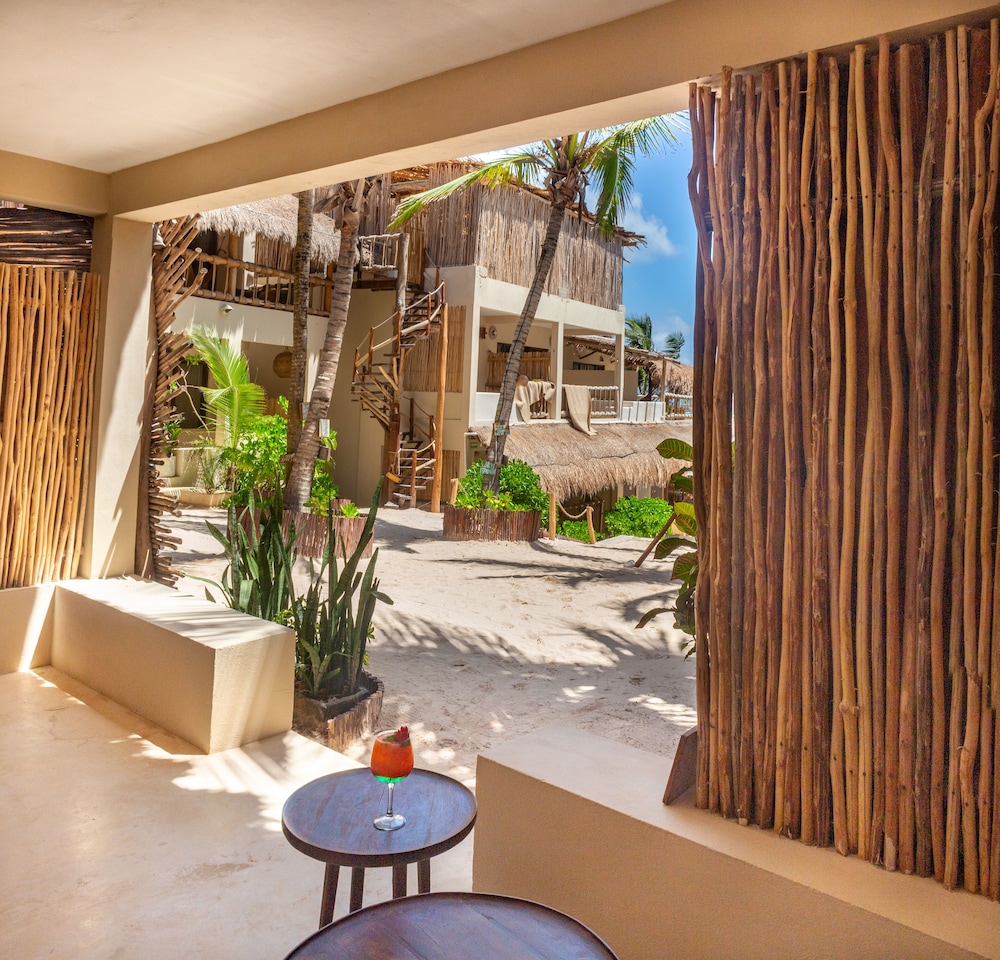 Dune Boutique Hotel located at the party zone — Hotel building in Tulum, Quintana Roo