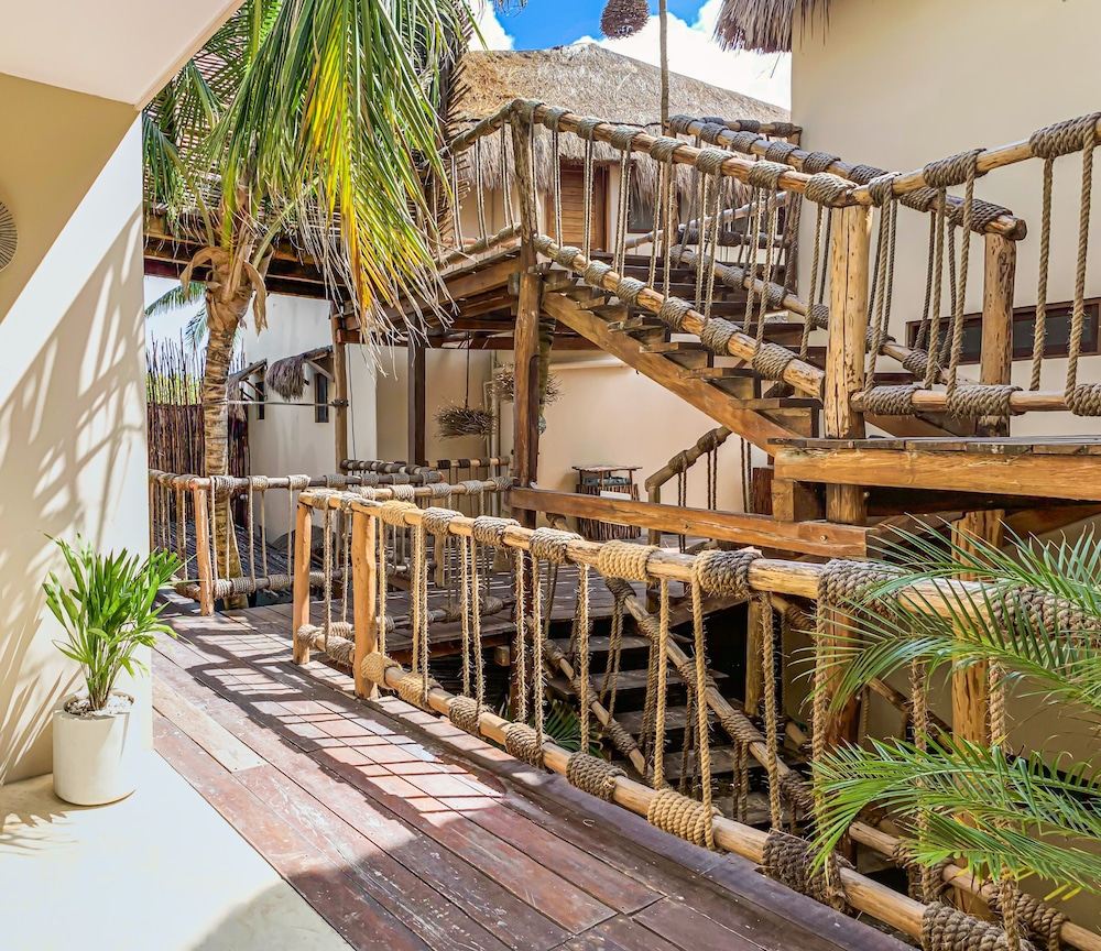 Dune Boutique Hotel located at the party zone — Hotel building in Tulum, Quintana Roo