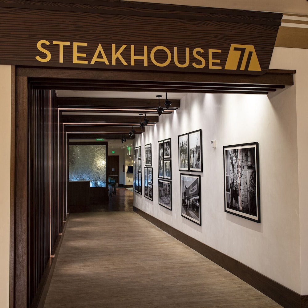 Disney's Contemporary Resort — Restaurant & bars in Walt Disney World Resort