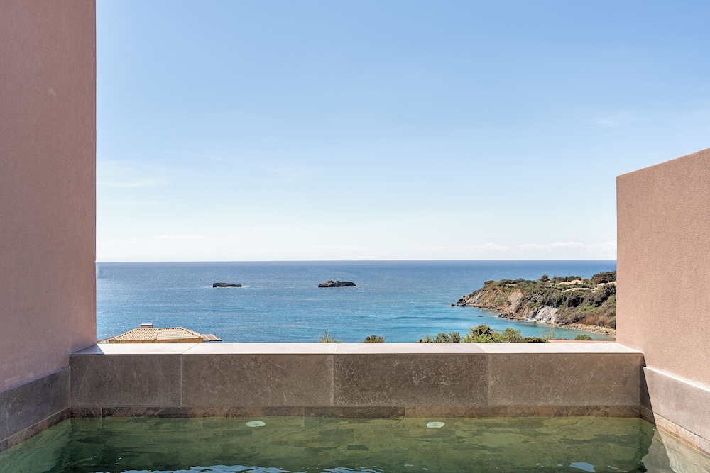 Tetra Retreat — Swimming pool in Svoronata, Ionian Islands