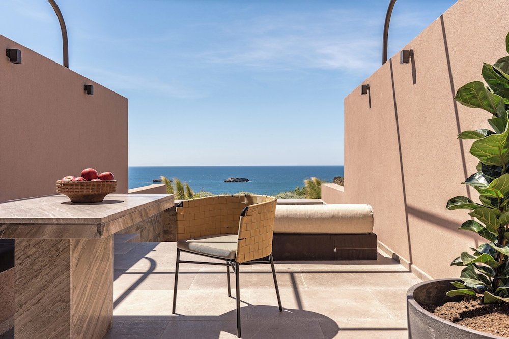 Tetra Retreat — Hotel building in Svoronata, Ionian Islands