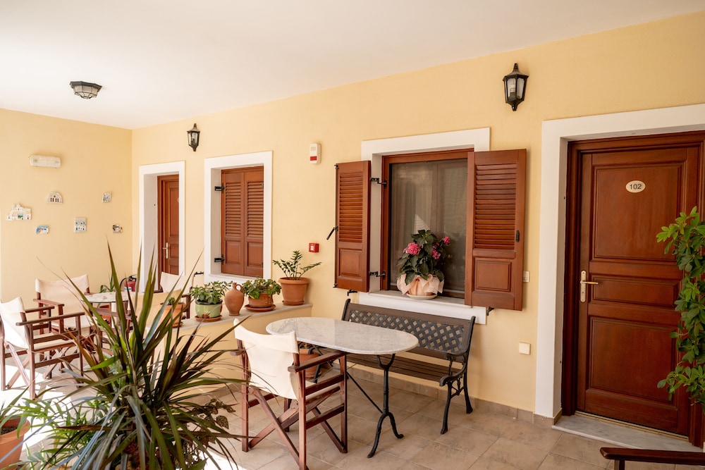 Chez Sophie — Hotel building in Kamari, South Aegean