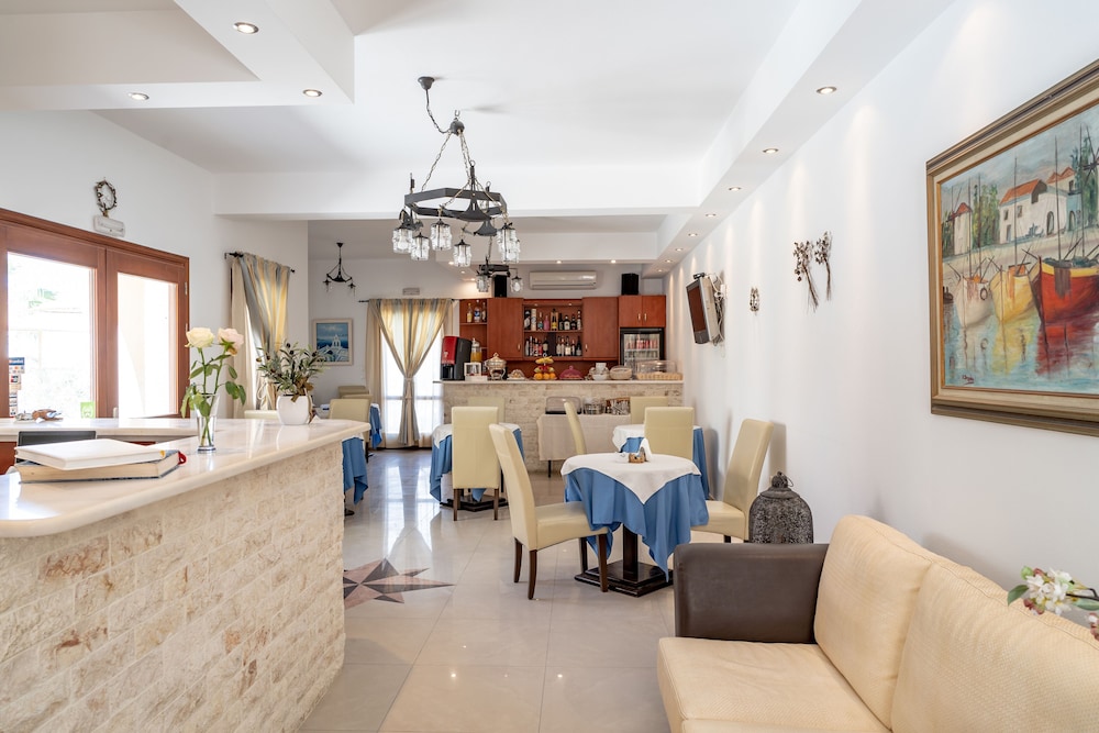 Chez Sophie — Restaurant & bars in Kamari, South Aegean