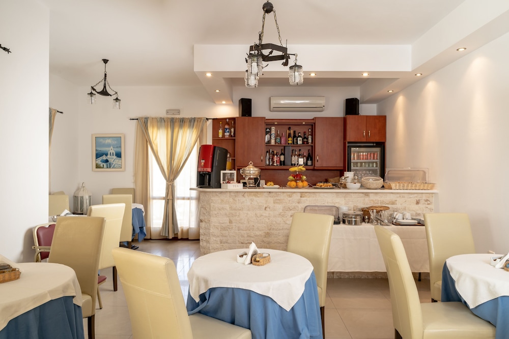 Chez Sophie — Restaurant & bars in Kamari, South Aegean