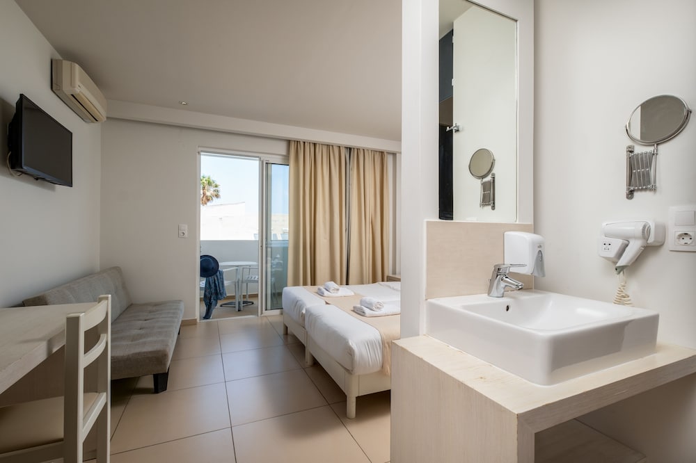 Dimitrios Beach Hotel Adults Friendly 14 plus — Hotel rooms in Rethymnon