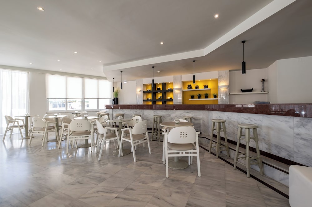 Dimitrios Beach Hotel Adults Friendly 14 plus — Restaurant & bars in Rethymnon