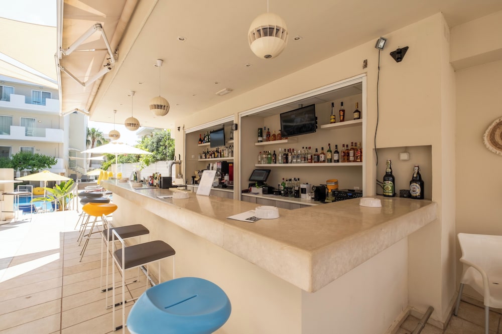 Dimitrios Beach Hotel Adults Friendly 14 plus — Restaurant & bars in Rethymnon
