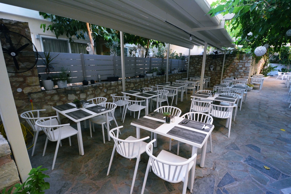 Dimitrios Beach Hotel Adults Friendly 14 plus — Restaurant & bars in Rethymnon