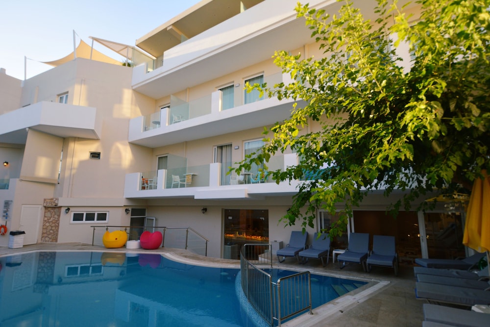 Dimitrios Beach Hotel Adults Friendly 14 plus — Hotel building in Rethymnon
