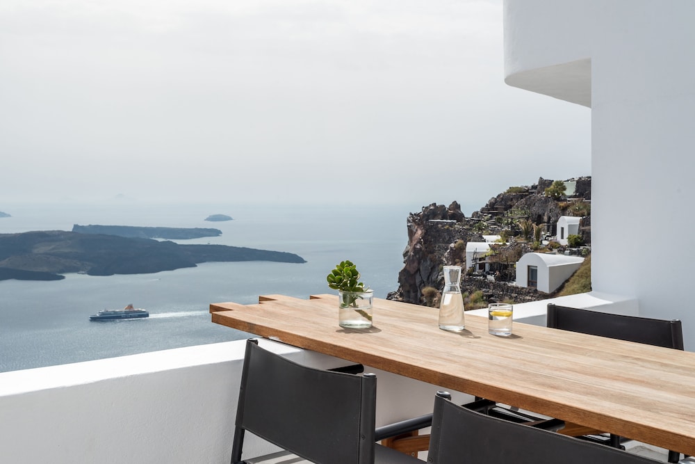 Honeymoon Petra Villas — Restaurant & bars in Imerovigli, South Aegean