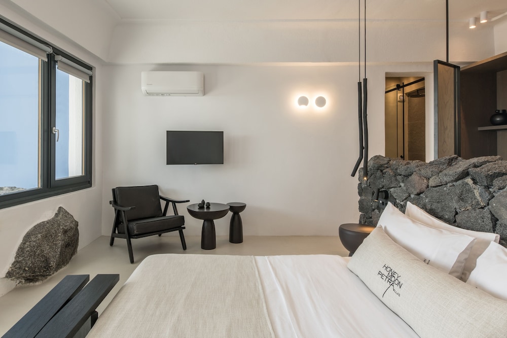 Honeymoon Petra Villas — Hotel rooms in Imerovigli, South Aegean