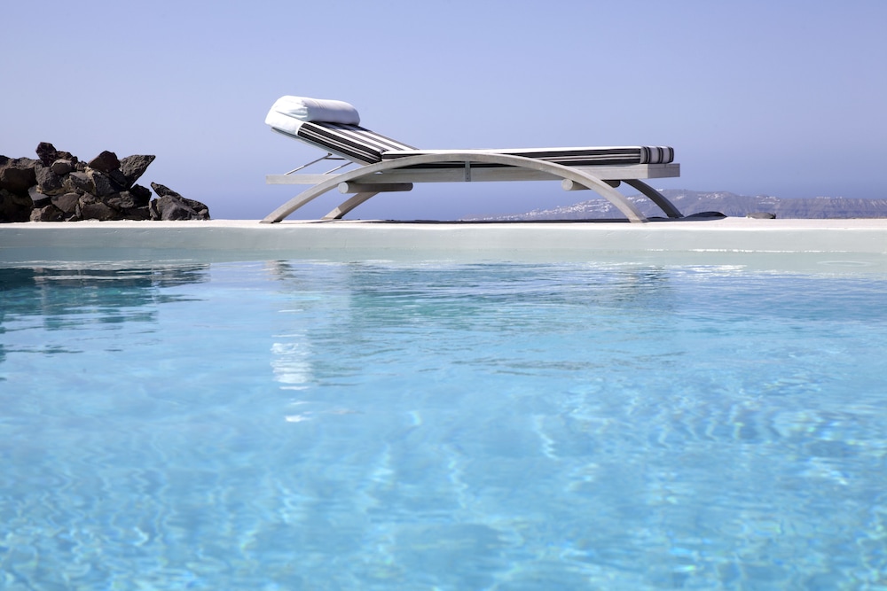 Honeymoon Petra Villas — Swimming pool in Imerovigli, South Aegean