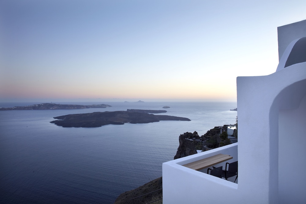 Honeymoon Petra Villas — Hotel rooms in Imerovigli, South Aegean