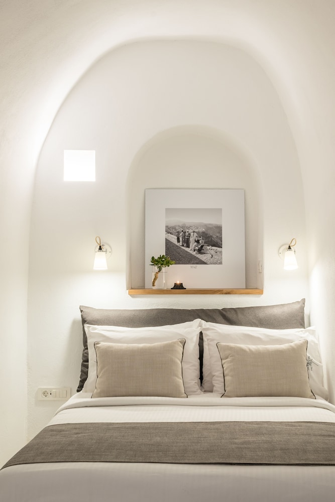 Honeymoon Petra Villas — Hotel rooms in Imerovigli, South Aegean