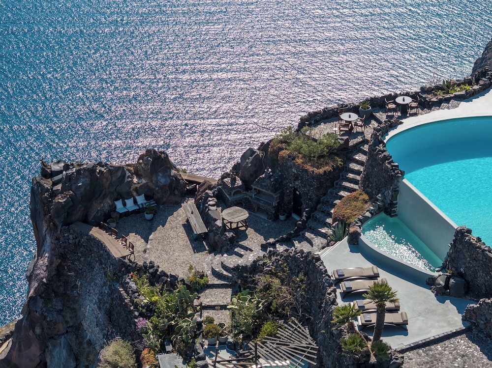 Honeymoon Petra Villas — Swimming pool in Imerovigli, South Aegean