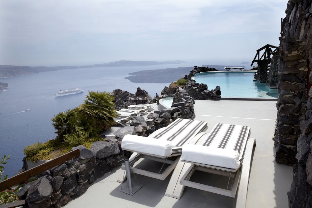 Honeymoon Petra Villas — Swimming pool in Imerovigli, South Aegean